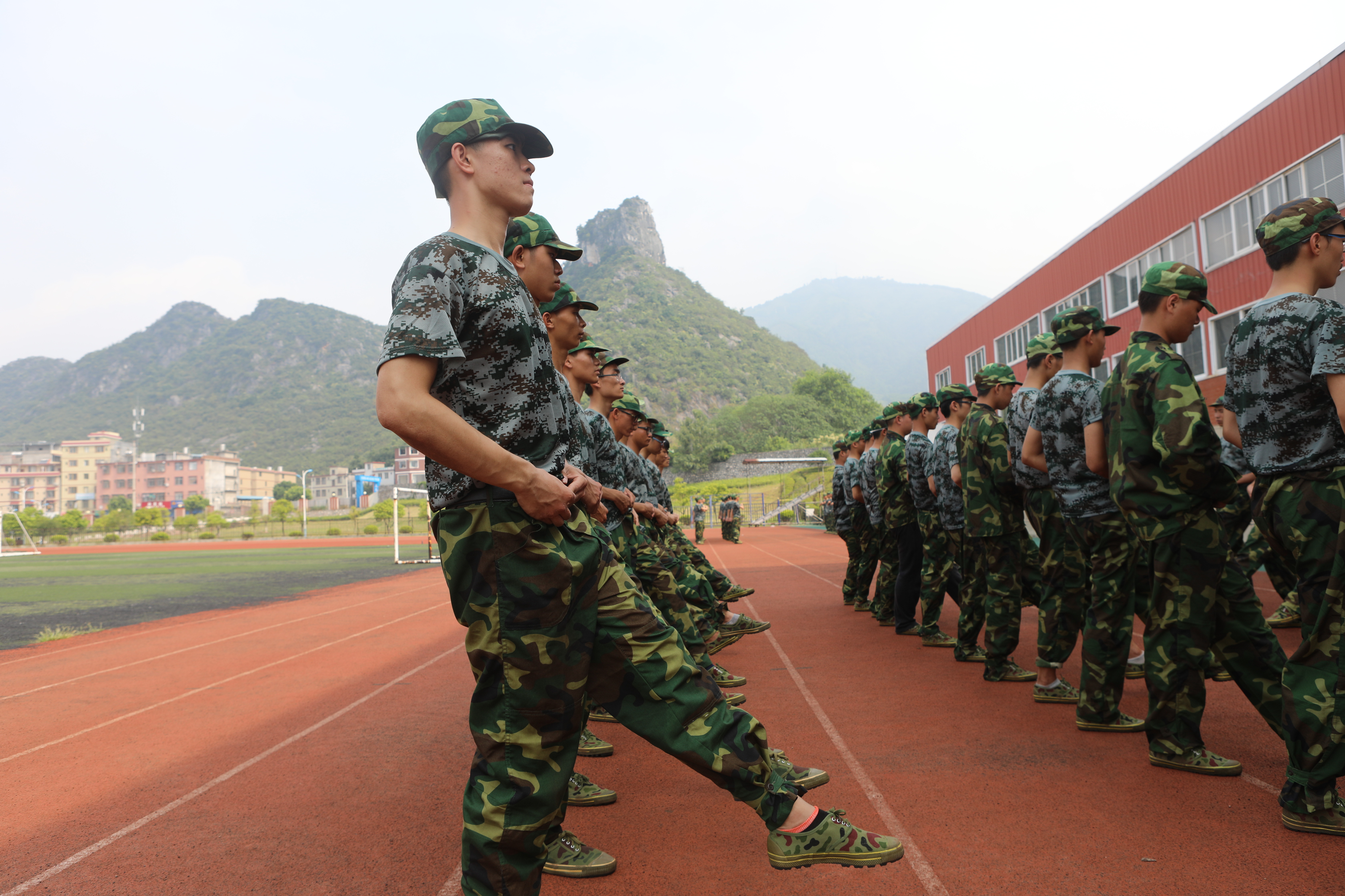 来自桂林空军95246部队51分队部教官对我校新生进行单兵队列动作等课